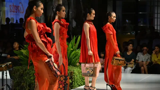 [Bintang] Coreta Indonesia Perkenalkan Kain Nusantara di Bali Fashion Week 2018