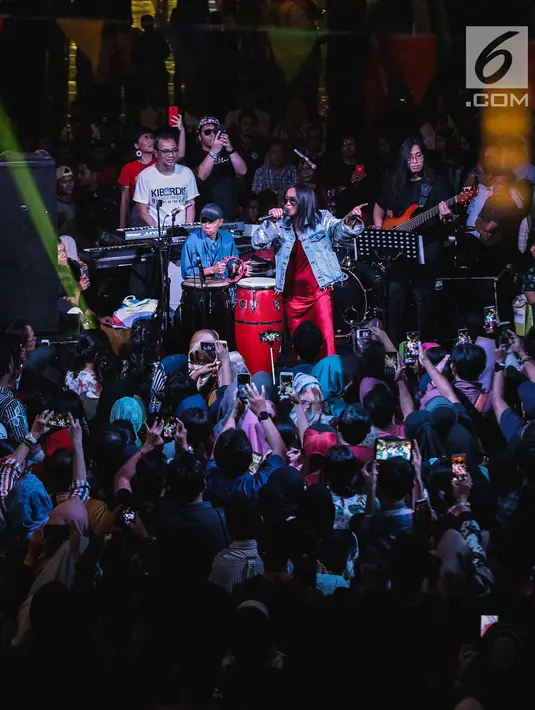 Penyanyi Atiek CB tampil dalam acara musik amal bertajuk "Konser Kemanusiaan untuk Lombok" di kawasan Jakarta Selatan, Kamis (9/8). Sederet artis papan atas Indonesia menyumbangkan suara mereka. (Liputan6.com/Faizal Fanani)