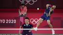 Pebulu tangkis Taiwan Lee Yang / Wang Chi-Lin saat melawan pebulu tangkis Indonesia Mohammad Ahsan / Hendra Setiawan pada pertandingan semifinal bulu tangkis ganda putra Olimpiade Tokyo 2020 di Tokyo, Jepang, Jumat (30/7/2021). Hendra / Ahsan kalah. (AP Photo/Dita Alangkara)