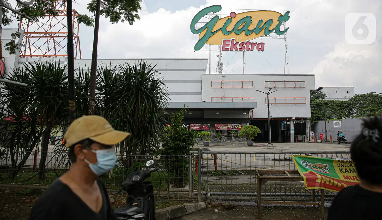Suasana bagian depan Supermarket Giant Ekstra yang sepi aktivitas di Kreo, Tangerang, Senin (2/8/2021). PT Hero Supermarket Tbk resmi menutup seluruh gerai Giant di Indonesia pada Minggu (1/8/2021), dan akan lebih fokus pada pengembangan gerai merek lainnya. (Liputam6.com/Faizal Fanani)