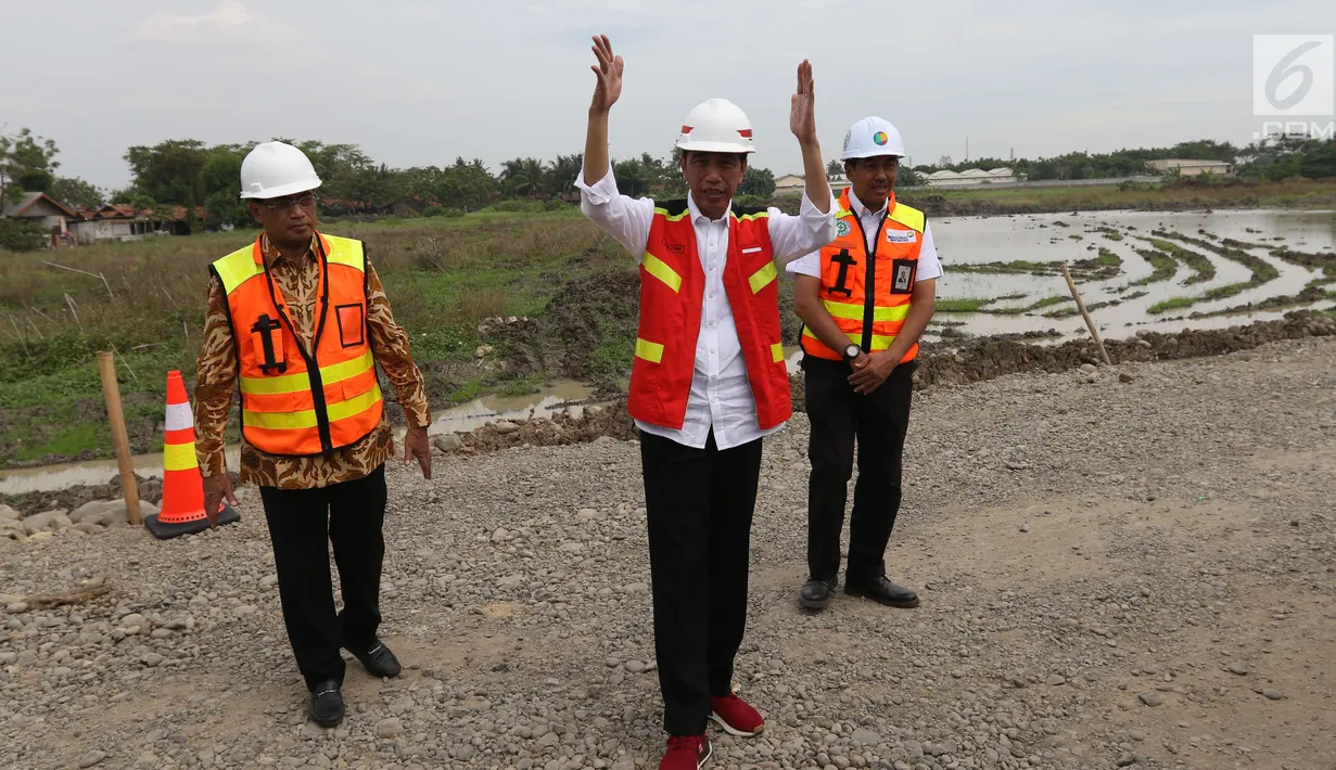 Presiden Joko Widodo (tengah) bersama Menhub Budi Karya Sumadi dan Dirut Angkasa Pura II Muhammad Awaluddin meninjau proyek pembangunan landasan pacu (runway) 3 Bandara Internasional Soekarno-Hatta, Tangerang, Kamis (21/6). (Liputan6.com/Angga Yuniar)