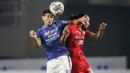 Pemain Persib Bandung, Esteban Vizcarra (kiri) berduel udara dengan pemain Persija Jakarta, Rohit Chand dalam laga pekan ke-12 BRI Liga 1 2021/2022 di Stadion Manahan, Solo, Sabtu (20/11/2021). (Bola.com/Bagaskara Lazuardi)
