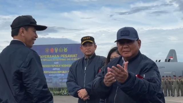 Menteri Pertahanan Prabowo Subianto berpose silat memastikan dirinya sehat di depan Presiden Jokowi. (Merdeka.com/Muhammad Genantan Saputra)