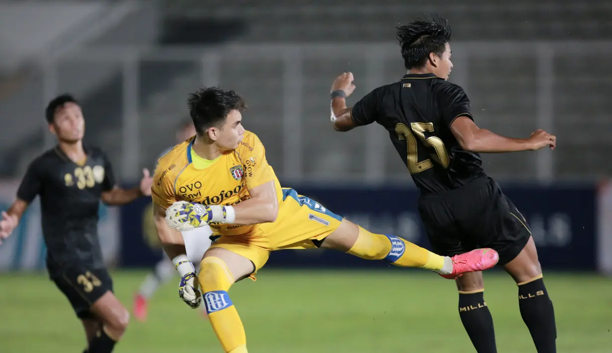 Kiper Bali United, Nadeo Argawinata, saat melawan Timnas Indenesia pada laga uji coba di Stadion Madya, Jakarta, Minggu (7/3/2021). Indonesia menang dengan skor 3-1. (Bola.com/ Ikhwan Yanuar Harun)