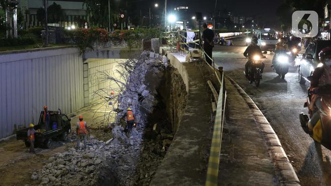 Pekerja menyelesaikan proyek pembangunan underpass Senen Extension, Jakarta, Minggu (3/5/2020). Meski dalam penerapan Pembatasan Sosial Berskala Besar (PSBB) akibat pandemi COVID-19, pengerjaan proyek yang ditargetkan selesai pada Desember 2020 tetap berjalan. (Liputan6.com/Helmi Fithriansyah)