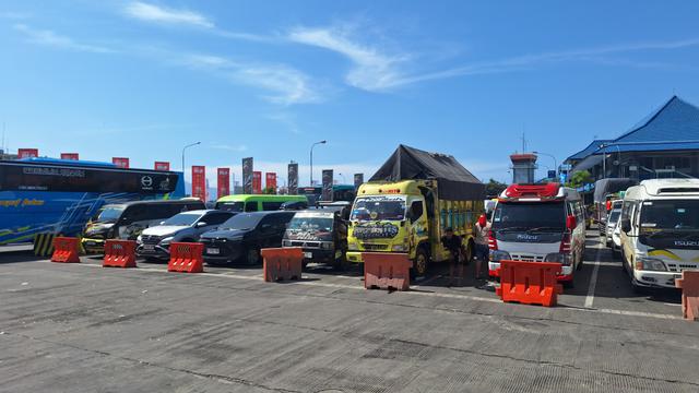 Antrean Kendaraan di Pelabuhan Ketapang Capai Puluhan Kilometer, Skema Ini Mulai Berlaku