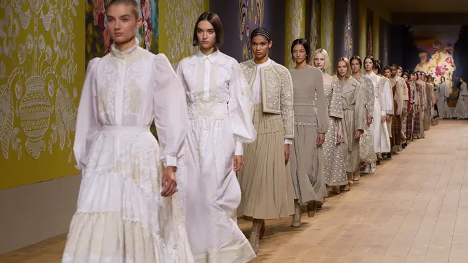 6 Tampilan Seleb Hadiri Dior Haute Couture Autumn/Winter 2022-2023 Fashion Show, Naomi Watts hingga Maye Musk