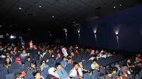 Suasana di dalam bioskop  jelang pemutaran film The Hobbit di Blitz Megaplex,  Jakarta, Minggu (21/12/2014). (Liputan6.com/Panji Diksana)