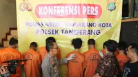 Polisi menangkap empat orang yang menganiaya satpam di Tangerang. (Liputan6.com/ Pramita Tristiawati)