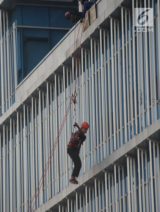 Petugas BNPB menyelamatkan korban dalam simulasi penaggulangan bencana di Gedung BNPB, Jakarta, Selasa (24/4). Simulasi ini melatih kesiapan menjelang peringatan apel Hari Kesiapsiagaan Bencana (HKB) pada Kamis, 26 April 2018. (Merdeka.com/Imam Buhori)