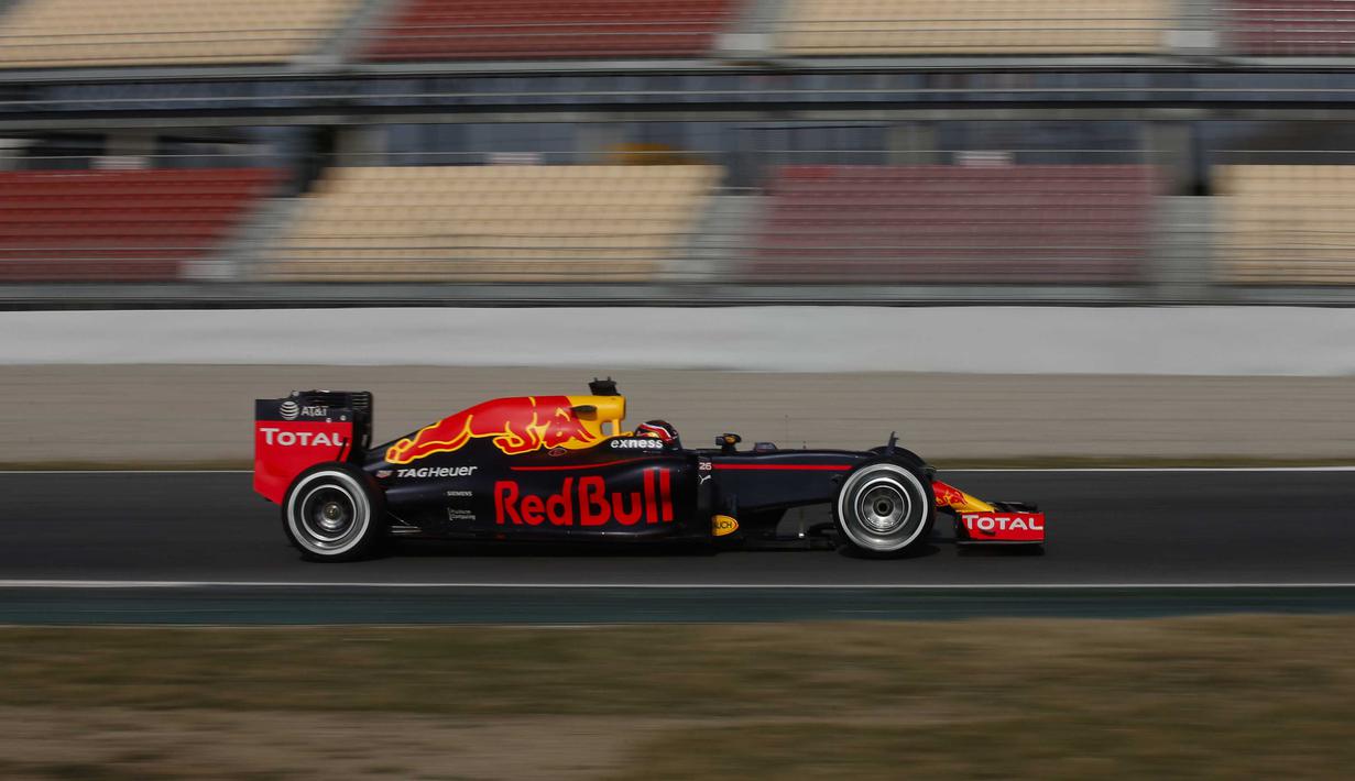 Pebalap Rusia dari tim Red Bull, Daniil Kvyat, membukukan catatan waktu 1 menit 25,900 detik pada sesi pertama hari ke-4 tes pramusim di Sirkuit Catalunya, Barcelona, Spanyol, Kamis (25/2/2016). (Reuters/Sergio Perez)