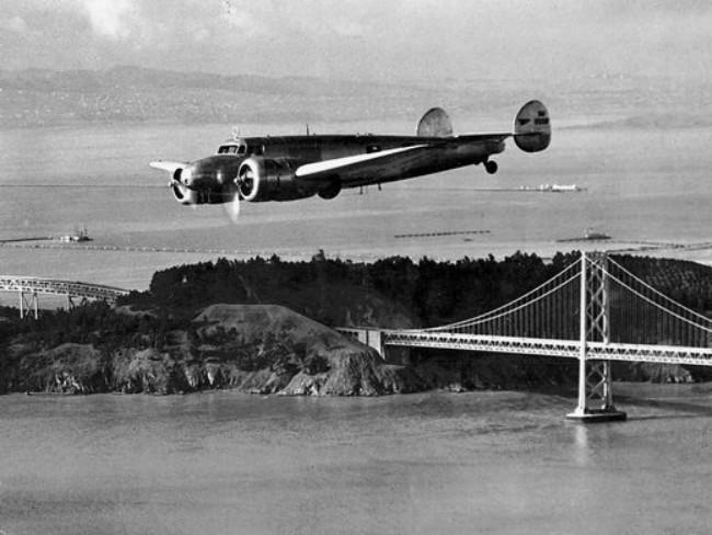 Pesawat terbang Amelia Earhart sedang melakukan penerbangan uji coba sebelum meninggalkan Bandara Oakland di California pada 14 Maret 1937. (Sumber AP)