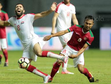 Pemain Timnas Indonesia U-23, Hargianto (kanan) menghadang laju pemain Suriah U-23, Mouhamad Anez pada laga persahabatan di Stadion Wibawa Mukti, Bekasi, Rabu (16/11/2017). Indonesia kalah 2-3. (Bola.com/NIcklas Hanoatubun)