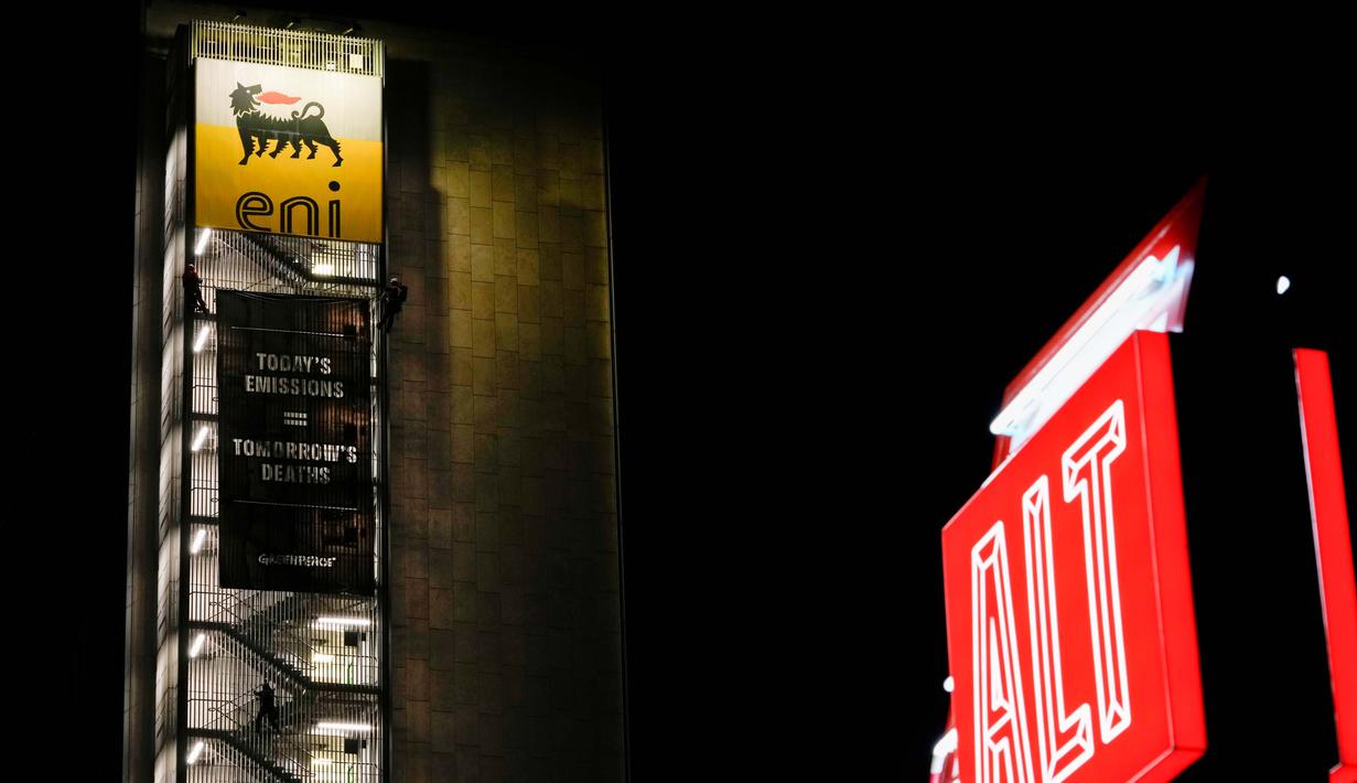 Aksi ini dilakukan untuk menarik perhatian publik pada laporan Greenpeace tentang kematian dini yang secara tidak langsung disebabkan oleh eksploitasi bahan bakar fosil oleh perusahaan minyak. (AP Photo/Andrew Medichini)