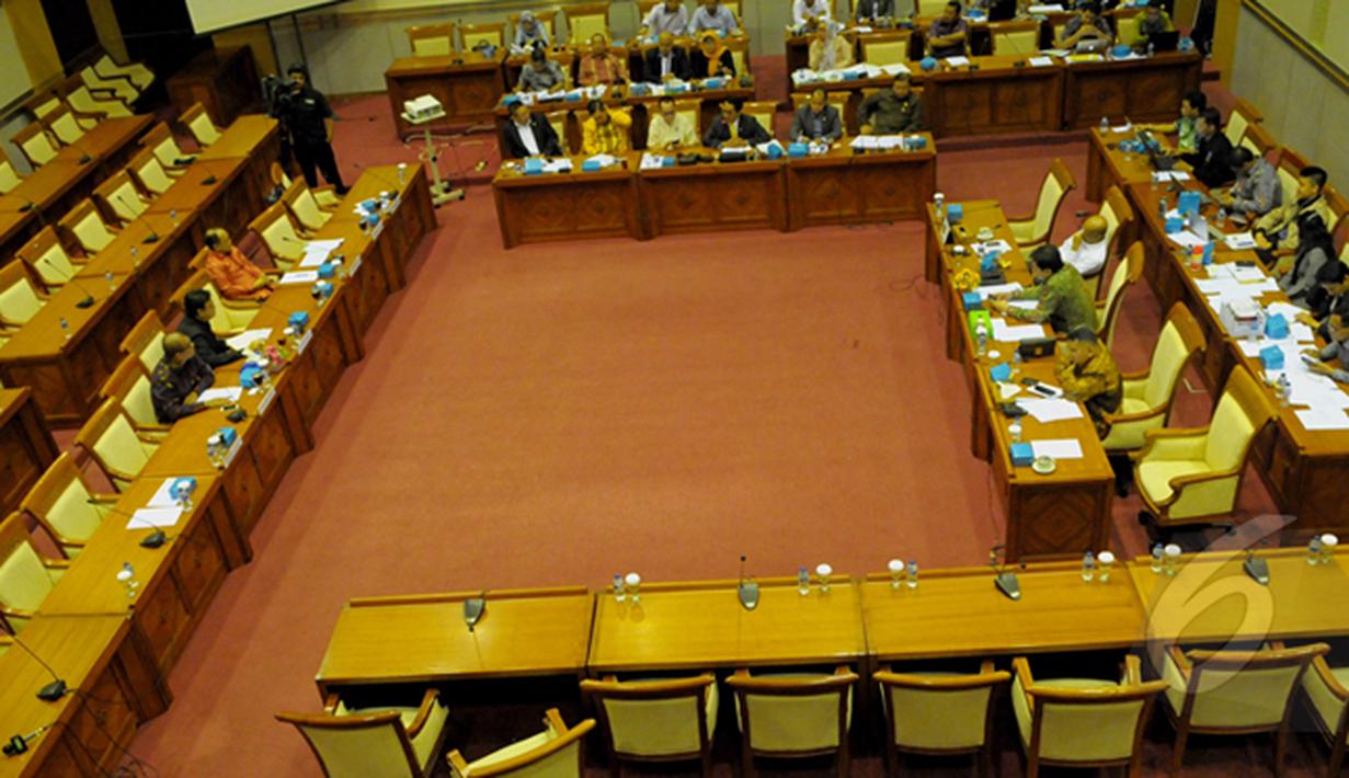 Suasana rapat dengar pendapat dengan Komisi III di Gedung Nusantara II, Jakarta, Senin (16/02/2015). RDP terkait pernyataan Plt Sekjen PDIP Hasto Kristiyanto yang menyebut ada pertemuan dengan Abraham Samad. (Liputan6.com/Andrian M Tunay)