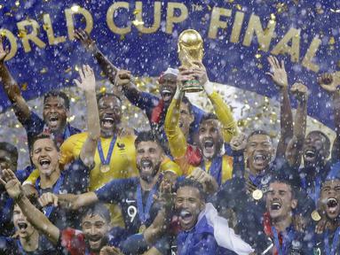 Para pemain Prancis melakukan selebrasi usai menjuarai Piala Dunia dengan mengalahkan Kroasia pada laga final di Stadion Luzhniki, Moskow, Minggu (15/7/2018). Prancis menang 4-2 atas Kroasia. (AP/Matthias Schrader)