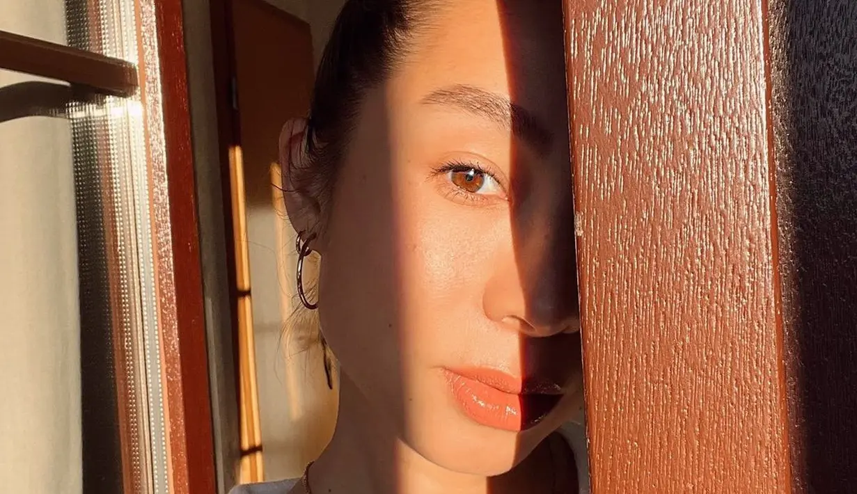 Body goal, family goal, sekarang skin goal, Jennifer Bachdim memang sering digadang-gadang sebagai trendsetter dalam banyak hal. Di sini, ia terlihat selfie pamer bare face dengan sinar matahari, memperlihatkan kulitnya yang glowing. Foto: Instagram.