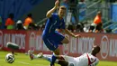 Pemain belakang Timnas Italia, Ignazio Abate (kiri) berusaha lolos dari hadangan Junior Diaz (Kosta Rika) saat berlaga di babak penyisihan Piala Dunia 2014 Grup D di Stadion Pernambuco, Recife, Brasil, (20/6/2014). (REUTERS/Brian Snyder)
