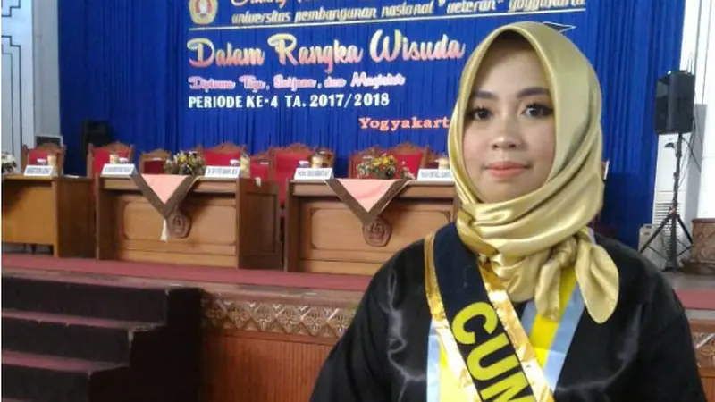 Hebat! Anak Bakul Mi Ayam Jadi Wisudawan Terbaik UPN Veteran