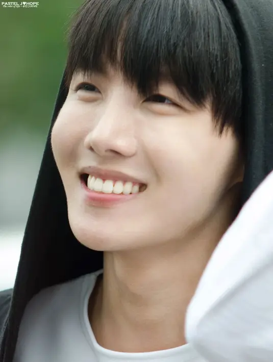 J-Hope memang selalu ceria di setiap kesempatan. Sepertinya ia tidak begitu membutuhkan sentuhan makeup. (Foto: Koreaboo.com)