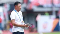 Pelatih Arema FC, I Putu Gede mengamati anak asuhnya saat melawan Persija Jakarta dalam laga pekan ke-23 BRI Liga 1 2022/2023 di Stadion Patriot Candrabhaga, Bekasi, Minggu (12/2/2023) sore WIB. Arema FC kalah dengan skor 0-2. (Bola.com/M Iqbal Ichsan)