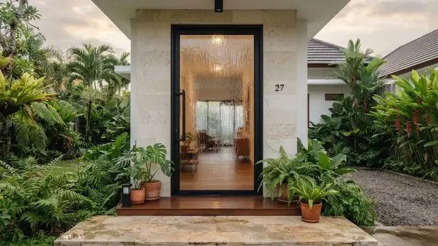 Pintu Depan Rumah dengan Kaca