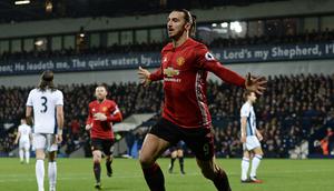 Striker Manchester United, Zlatan Ibrahimovic, terpilih sebagai pemain terbaik Premier League musim bulan Desember musim 2016-2017. Sepanjang Desember, Ibra tampil apik dan berkontribusi besar buat MU. (AFP/Oli Scarff)