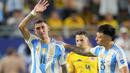 Striker Timnas Argentina, Angel Di Maria melambaikan tangan ke arah penonton setelah dirinya ditarik keluar saat menghadapi Timnas Kolombia pada laga final Copa America 2024 di Hard Rock Stadium, Florida, Amerika Serikat, Minggu (14/7/2024). Di Maria memutuskan pesiun dari Timnas Argentina usai laga final Copa America 2024. (AP Photo/Rebecca Blackwell)