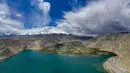 Foto dari udara menunjukkan pemandangan Danau Karakul dan pegunungan bersalju di Dataran Tinggi Pamir, Daerah Otonom Uighur Xinjiang, China barat laut, 16 Juni 2020. (Xinhua/Hu Huhu)