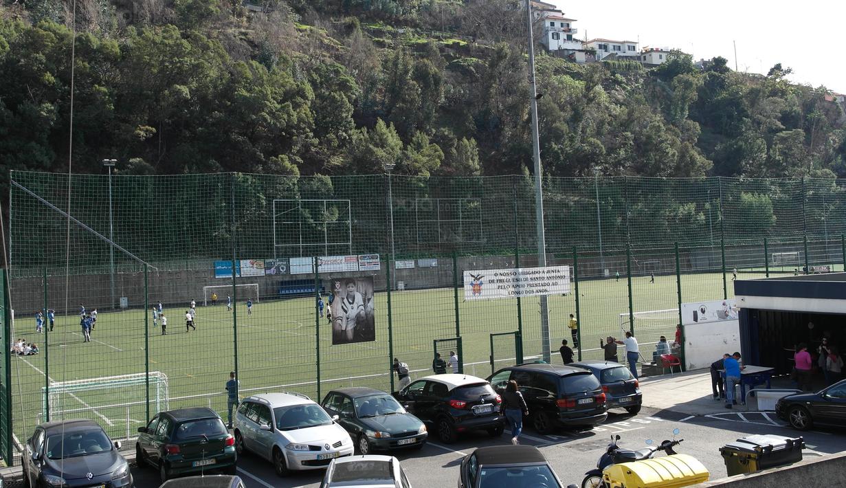 Suasana lapangan klub sepak bola CF Andorinha di Kawasan San Antonio, Funchal, Portugal. Klub tersebut merupakan tempat awal Cristiano Ronaldo meniti karir sebagai pesepak bola. (Bola.com/Reza Khomaini)
