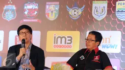 COO Emtek Grup, Sutanto Hartono (kiri) menjawab pertanyaan saat peluncuran Torabika Soccer Championship 2016 di Hotel Mulia, Jakarta, Senin (18/4/2016). TSC diikuti 18 klub sepakbola professional se-Indonesia. (Liputan6.com/Helmi Fithriansyah)