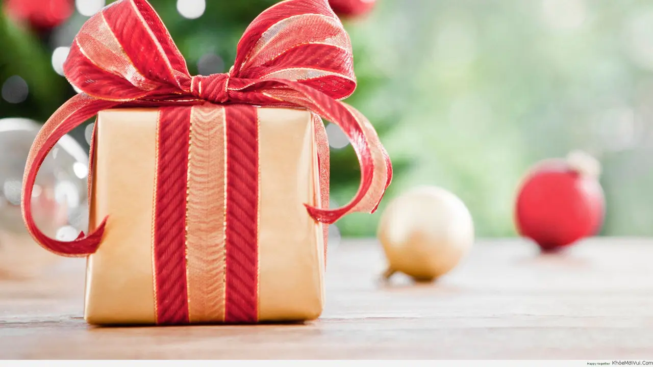 3 Cara Hilangkan Label Harga Tanpa Merusak Kado Natal