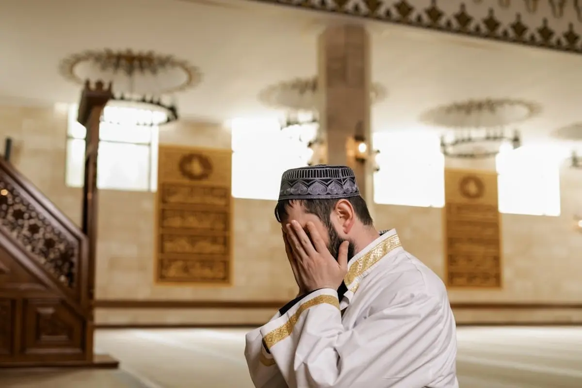 Pria berdoa setelah sholat (Pexels)