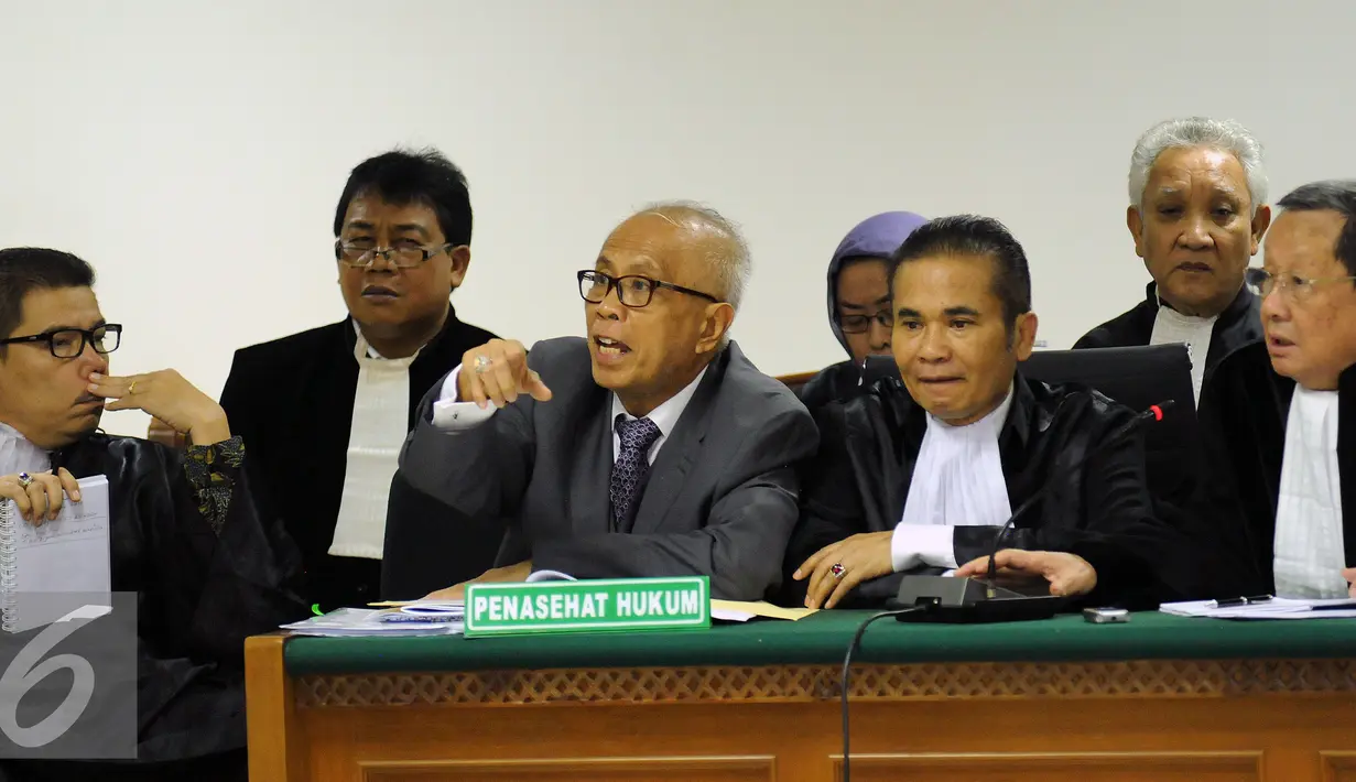 Terdakwa kasus suap tiga hakim dan panitera PTUN, OC Kaligis (tengah) saat mengajukan keberatan dalam sidang lanjutan di Pengadilan Tipikor Jakarta, Kamis (1/10/2015). Sidang menghadirkan Evy Susanti sebagai saksi. (Liputan6.com/Helmi Fithriansyah)