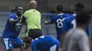 4. Marquee player Persib, Michael Essien, berteriak karena takut melihat kodok yang ada di lapangan. (Bola.com/Vitalis Yogi Trisna)