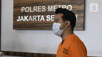 Artis Roby Satria alias Roby Geisha dihadirkan saat rilis pengungkapan kasus narkoba di Polres Metro Jakarta Selatan, Senin (21/3/2022). Ini merupakan kali ketiga Roby Geisha tersangkut masalah hukum yang sama. (Liputan6.com/Herman Zakharia)