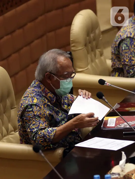 Menteri PUPR Basuki Hadimuljono rapat kerja dengan Komisi V DPR RI di Senayan, Jakarta, Rabu (17/3/2021). Rapat membahas penanganan infrastruktur pascabencana dan pengembangan Food Estate dan Pembangunan Infrastruktur Ketahanan Pangan. (Liputan6.com/Angga Yuniar)