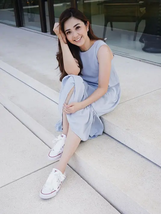 Wanita asal Malang ini di kesehariannya tampil simpel dengan dress. Kali ini ia terlihat mengenakan dress berwarna biru soft. Ia terlihat stylish dengan memadukan sepatu sneakers. (Liputan6.com/IG/frandaaa87)