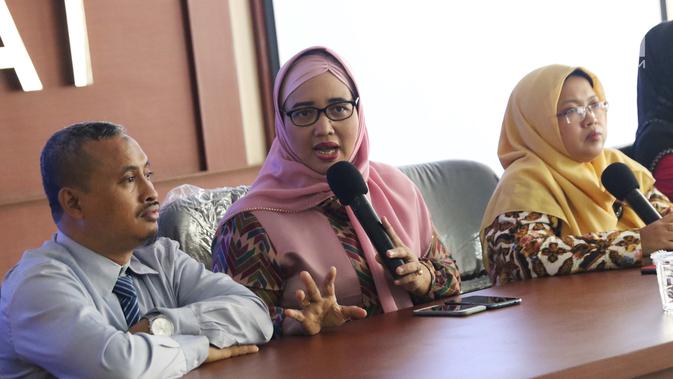 Komisioner KPAI Retno Listyarti (ketiga kiri) memberi keterangan terkait kasus dugaan perisakan terhadap anak tersangka pengguna sabu NN di Jakarta, Selasa (23/7/2019). Bersama perwakilan sekolah, KPAI membantah kasus dugaan perisakan yang menimpa anak tersebut. (Liputan6.com/Helmi Fithriansyah)