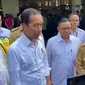 Dalam kunjungan kerjanya di Jambi Presiden Jokowi sempat meninjau langsung ke SMKN 4 Kota Jambi dan memesan kemeja putih karya siswa di sekolah itu. (LIputan6.com/istimewa)