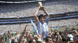 Diego Maradona - Legenda Argentina tersebut pernah memerankan dua film dokumenter tentang dirinya sendiri yaitu "Maradona" dan "In the Hands of the Gods”.