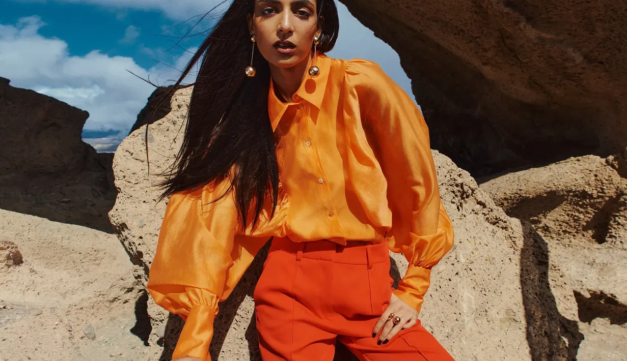 Dibuat untuk wanita yang percaya diri dan kontemporer mulai dari kaftan melayang hingga gaun yang mengalir, koleksi ini dipenuhi warna yang kaya dan eye-catching, serta kain yang sejuk dengan siluet panjang. [Foto: H&M]