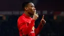 Penyerang MU, Anthony Martial melakukan selebrasi usai mencetak gol ke gawang West Ham United di perempat final Piala Liga (EFL Cup) di Stadion Old Trafford, Inggris, (1/12). MU menang telak atas West Ham dengan skor 4-1. (Reuters/Phil Noble)