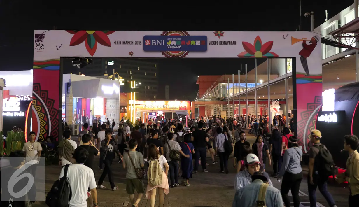 Sejumlah pengunjung saat memadati hari pertama Java Jazz Festival 2016 di Jakarta, Jumat (4/3). Ajang untuk para penikmat musik Jazz ini menampilkan musisi Jazz Nasional dan musisi Jazz International. (Liputan6.com/Angga Yuniar)