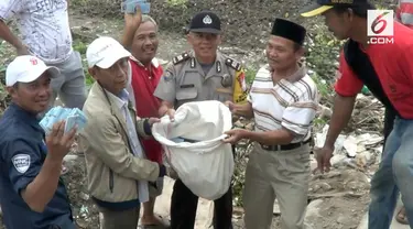 Warga menemukan satu karung berisi ribuatn E-KTP di pinggir jalan.