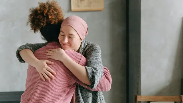 Contoh ilustrasi perempuan dengan empati yang tinggi