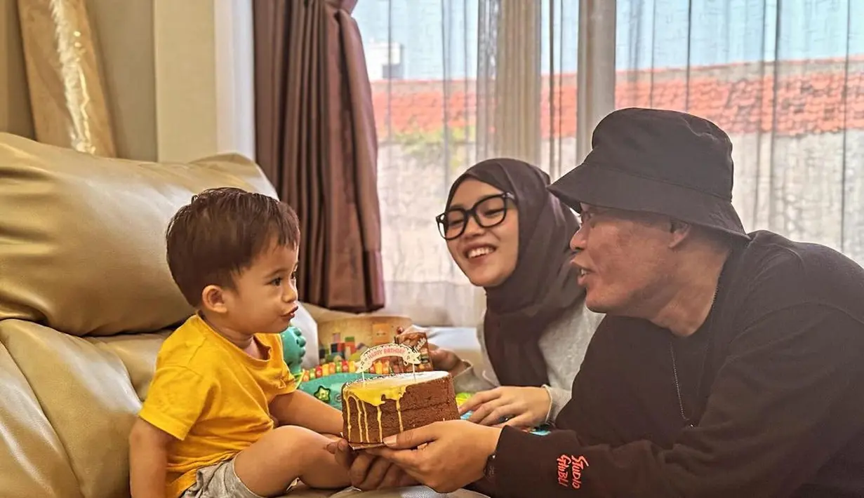 Dimomen hari ulang tahun putranya, Sule datang ke rumah mantan istrinya bersama Putri Delina. Komedian lima orang anak itu memberikan kejutan pada Adzam. [Instagram/putridelinaa]
