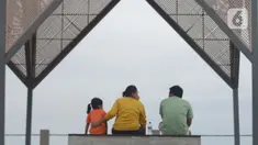 Warga duduk santai sambil menikmati sore di Pulau Maju, Jakarta, Sabtu (26/2/2022). Sejak di resmikan oleh Gubernur DKI Pulau Maju kini ramai di kunjungi warga Jakarta dan sekitarnya untuk sekedar berolahraga, jalan santai bersama keluarga, berlibur di akhir pekan. (merdeka.com/Imam Buhori)