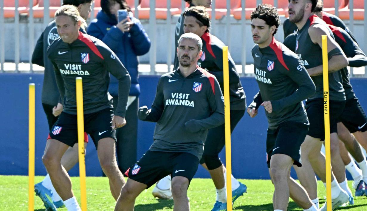 Bertempat di Estadio Metropolitano, laga kedua tim dijadwalkan kick-off pada Rabu 15 April 2026, pukul 02.00 dini hari WIB. Tampak dalam foto, penyerang Atletico Madrid asal Prancis, Antoine Griezmann (tengah) saat mengikuti sesi latihan menjelang pertandingan kedua perempat final Liga Champions 2025/26 melawan Barcelona di tempat latihan klub di Majadahonda, pinggiran kota Madrid, pada Senin 13 April 2026. (Javier SORIANO/AFP)