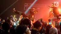 Penampilan salah satu band metal dalam konser offline di kawasan Jakarta, Minggu (22/5/2022). Konser musik offline kembali diizinkan seiring dengan pelonggaran aturan penggunaan masker di luar ruangan. (Liputan6.com/Faizal Fanani)
